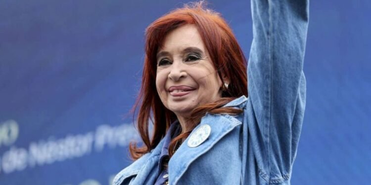 Cristina Kirchner arremetió contra Milei por la intervención cambiaria: “La vas a chocar mal”