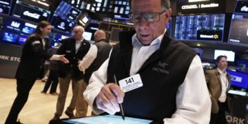 Acciones y bonos argentinos caen en Wall Street y el riesgo país se aproxima a 1.100 puntos