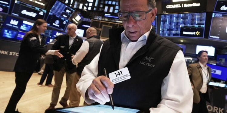 Acciones y bonos argentinos caen en Wall Street y el riesgo país se aproxima a 1.100 puntos
