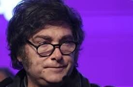 Milei participó por video en un acto de VOX y dijo que se quedó “defendiendo con uñas y dientes” su gestión