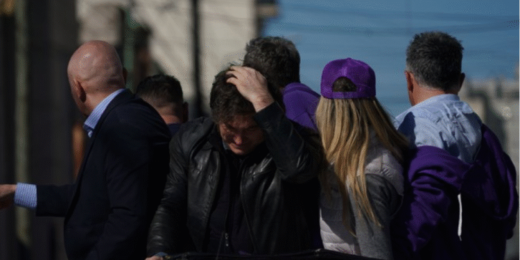 Presencia de barras y ofrecimientos de dinero a vecinos para ir al acto de Milei: La grave denuncia de la intendenta de Moreno